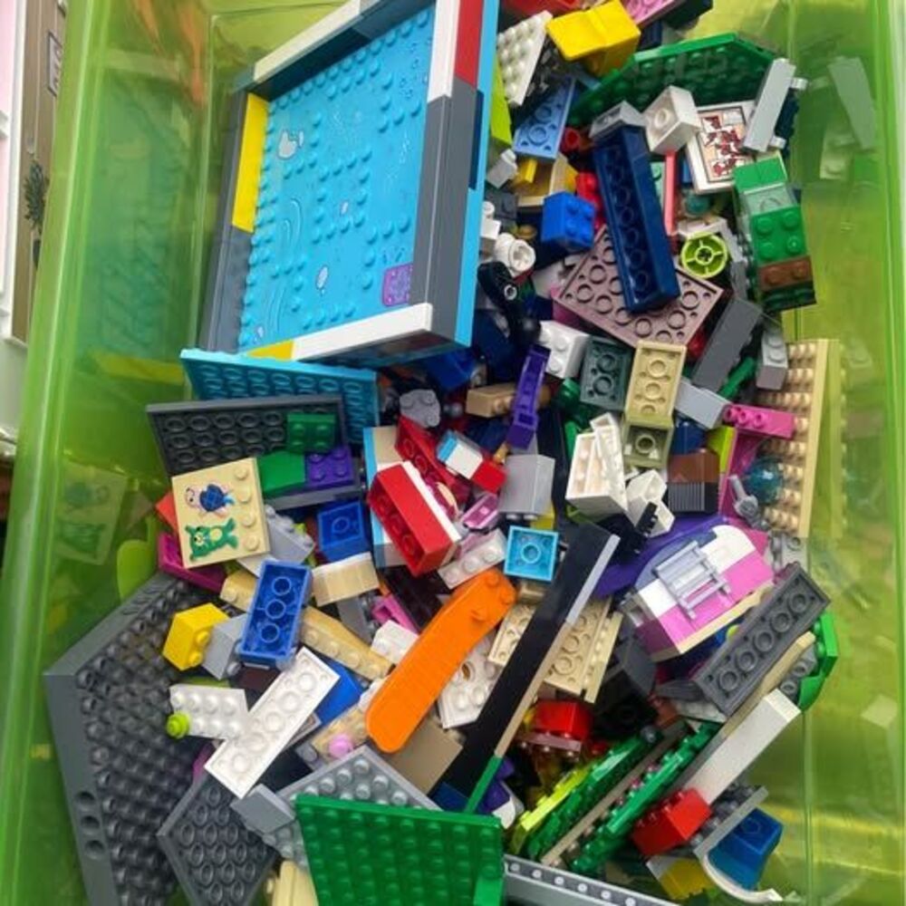 Box of Legos 9 lbs mix Lego box - Picture 2 of 3